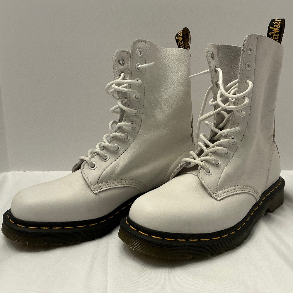 Dr. Martens - never worn - like new - Women’s 9